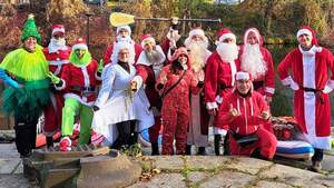 Gruppe der SUP-Community Berlin in weihnachtlichen Kostümen beim Spendenpaddeln zugunsten von Herzenssache – Nähen für Sternchen und Frühchen e.V.