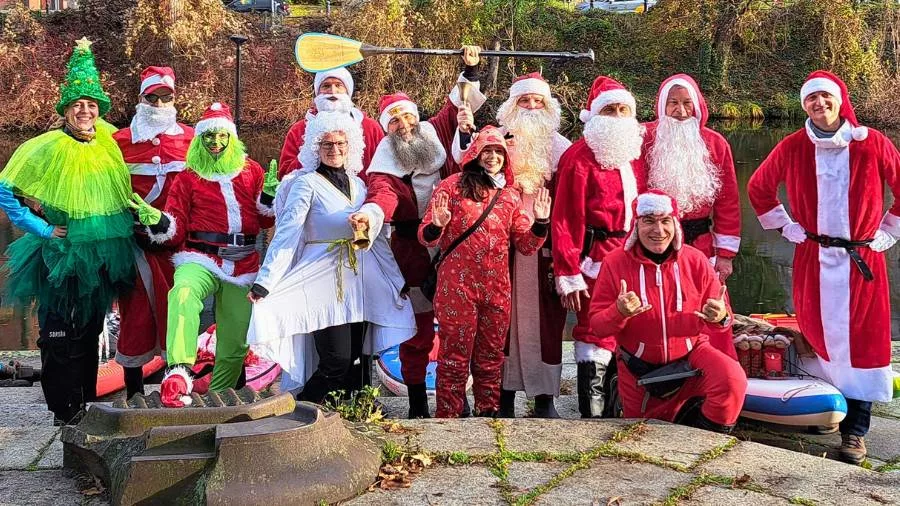 Gruppe der SUP-Community Berlin in weihnachtlichen Kostümen beim Spendenpaddeln zugunsten von Herzenssache – Nähen für Sternchen und Frühchen e.V.