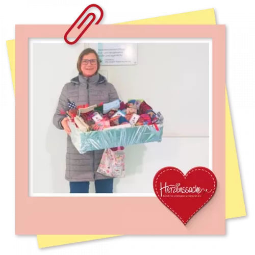 Herzenssache Übergabe Kleidung für Frühchen und Sternenkinder an Geburtsstation von Klinikansprechpartnerin_Schatten